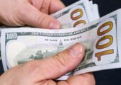 Эксперт сказала, когда лучше покупать доллары на летний отпуск