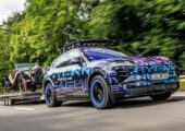 Новый Porsche Cayenne: рекорд от гонщицы-блондинки и грузовой тест от Ричарда Хаммонда