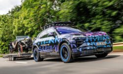 Новый Porsche Cayenne: рекорд от гонщицы-блондинки и грузовой тест от Ричарда Хаммонда