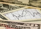 Риторика Трампа ударила по фондовому рынку России, курс доллара тоже идет вниз к рублю