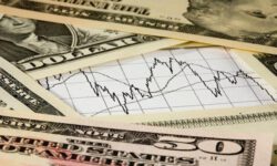 Риторика Трампа ударила по фондовому рынку России, курс доллара тоже идет вниз к рублю