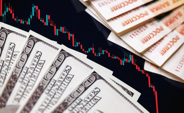 ЦБ сообщил, как курс доллара закончит лето в России