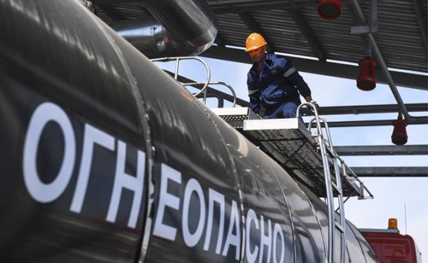 Киев ликует, Москва, насупившись, молчит: Россия вслед за картошкой, яйцами и молоком начнет закупать за границей бензин