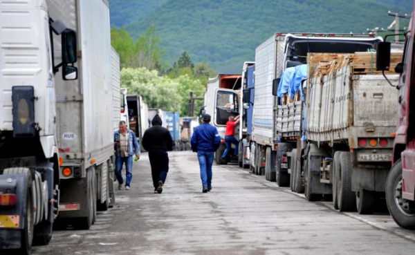 Коридор уткнулся в пробку: На границе Казахстана и России продолжают буксовать тысячи фур