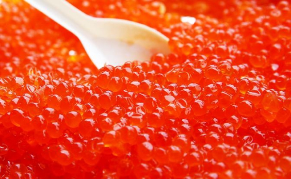 «Налог на деликатесность»: Красная икра к Новому Году может подешеветь. А может и нет, у нее свои алгоритмы