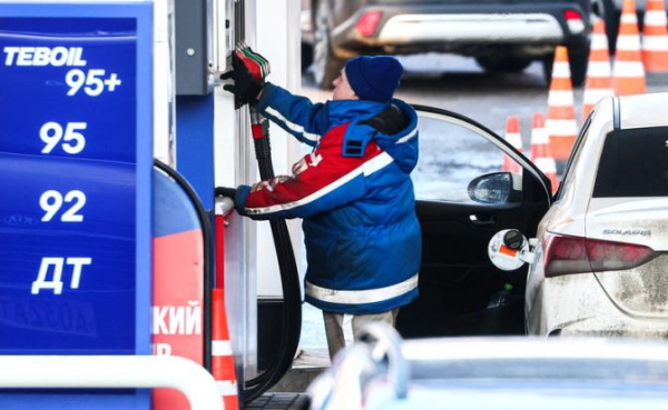 Удары по НПЗ или мировые цены — что сильнее бьет по карману покупателей бензина