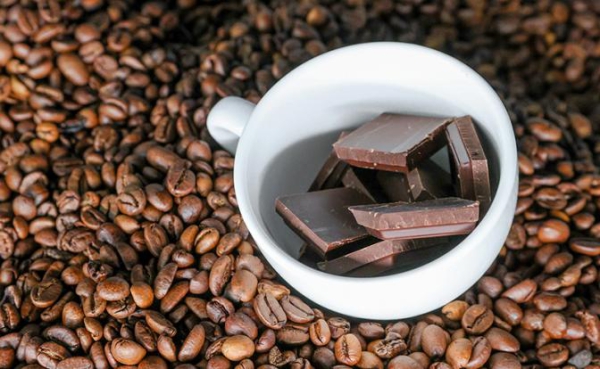 Врач указала на сочетание кофе и темного шоколада