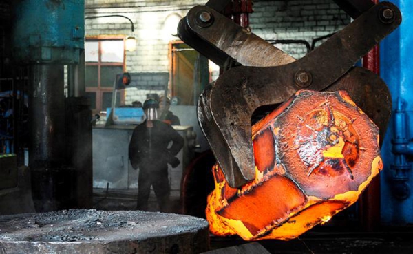 Заказов все меньше, цеха консервируют. Дыры в региональных бюджетах заставляют экономить на людях