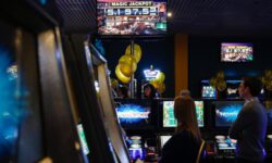 Почти 100 тыс. человек посетили российские казино в праздники