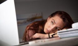 Названы психологические приемы для перехода на рабочий ритм после праздников