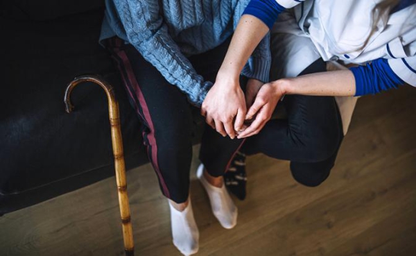 Почему Альцгеймер «выбирает» женщин: мозг сам усиливает разрушение Почему Альцгеймер «выбирает» женщин: мозг сам усиливает разрушение