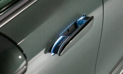 Вот вам и заподлицо: Китай запрещает скрытые дверные ручки на автомобилях