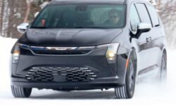 Показана внешность обновленного минивэна Chrysler Pacifica