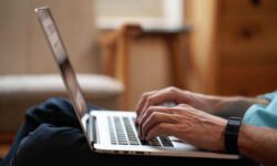 В Госдуме собрались кардинально реформировать институт самозанятости, а лучше — загнать всех на производство