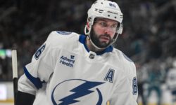 Кучеров – второй после Ягра и Гретцки, Бобровский – в топ-7 лучших вратарей по победам