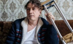 Александр Яценко замечен на съемках с костылями