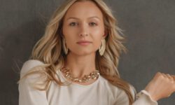 Беременная Дарья Нагорная показала фигуру в вязаных мини-шортах