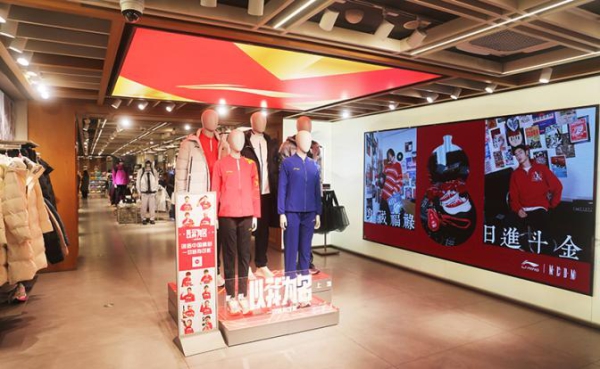 Спортивные магазины всего мира меняют флаг на китайский, забыв про Puma и Nike Спортивные магазины всего мира меняют флаг на китайский, забыв про Puma и Nike