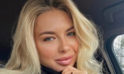 Тиманина обтянула фигуру «песочные часы» блестящим платьем с голой спиной