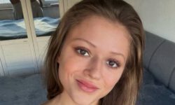 Симакова засветила линию загара, прогнувшись кошечкой в крошечном бикини