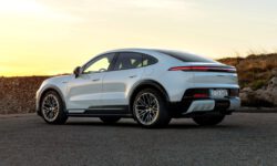 Porsche Cayenne Coupe Electric: улучшенная аэродинамика и смешной «облегчающий пакет»