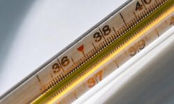 Проглотил в детстве: мужчина 20 лет носил в себе ртутный градусник