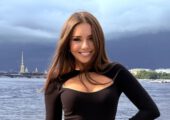 Нугуманова покрутила бедрами в танце и показала ложбинку в вырезе майки