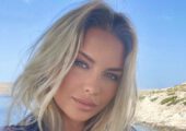 Тиманина показала красивые линии тела, обтянув фигуру узким платьем