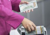 Выгодно торговле и потребителям: эксперт описал сценарии курса доллара до конца года