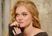 Комнова в черном боди легла на стол и прогнулась кошечкой