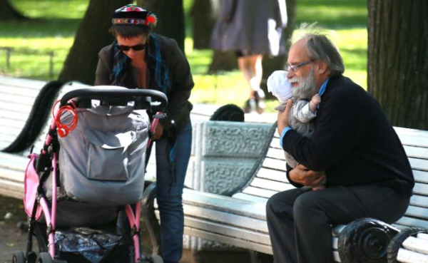 &laquo;Батенька, а вам это нужно?&raquo;: Россияне могут жить до 100 лет, но экономика против