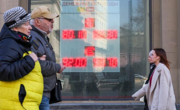 Эксперт описал сражение ЦБ и Минфина за «справедливый» курс доллара Эксперт описал сражение ЦБ и Минфина за «справедливый» курс доллара