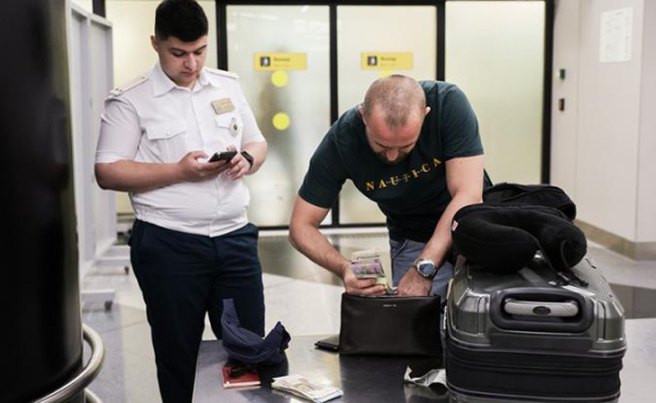 «И чемодан для денег — поменьше!»: Путин наложил запрет на разграбление российской наличности «И чемодан для денег — поменьше!»: Путин наложил запрет на разграбление российской наличности