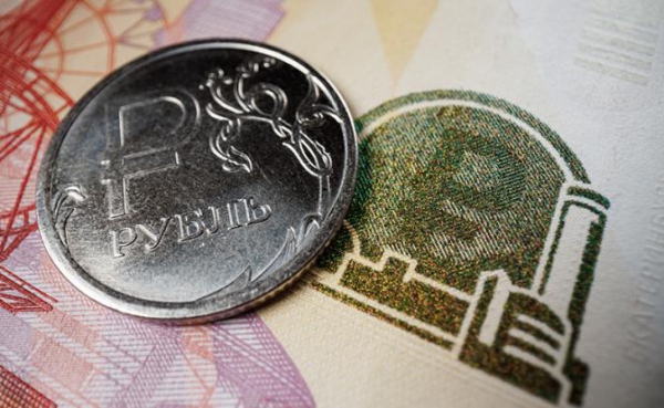 Обвал доллара продолжается: назван главный водораздел для рубля