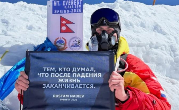 Россиянин Набиев стал первым альпинистом, покорившим Эверест на руках